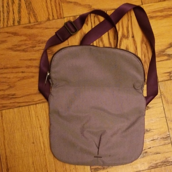 Lululemon Crossbody Lightweight Bag  in Purple - Picture 2 of 9